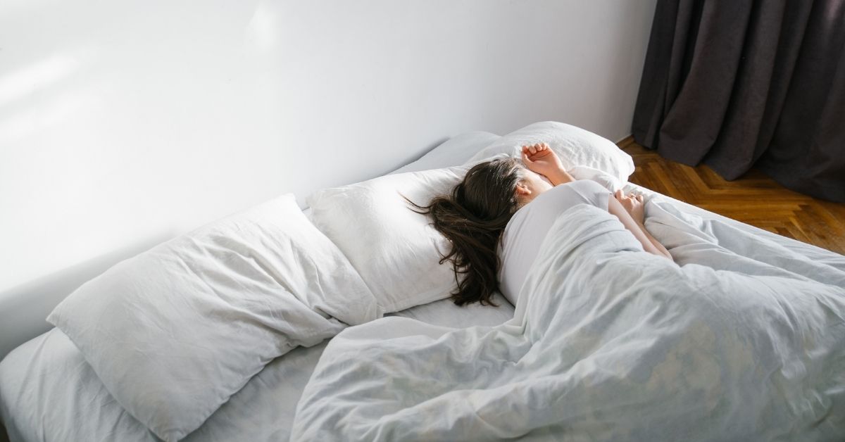 бессонница. спящий человек. беспокойный сон. плохой сон. Skin music.